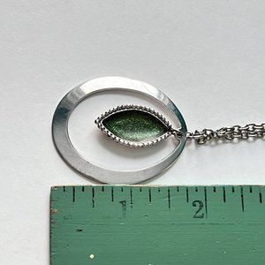VINTAGE SARAH COVENTRY 1970s Green Leaf Oval ENAMEL PENDANT NECKLACE Silver Tone